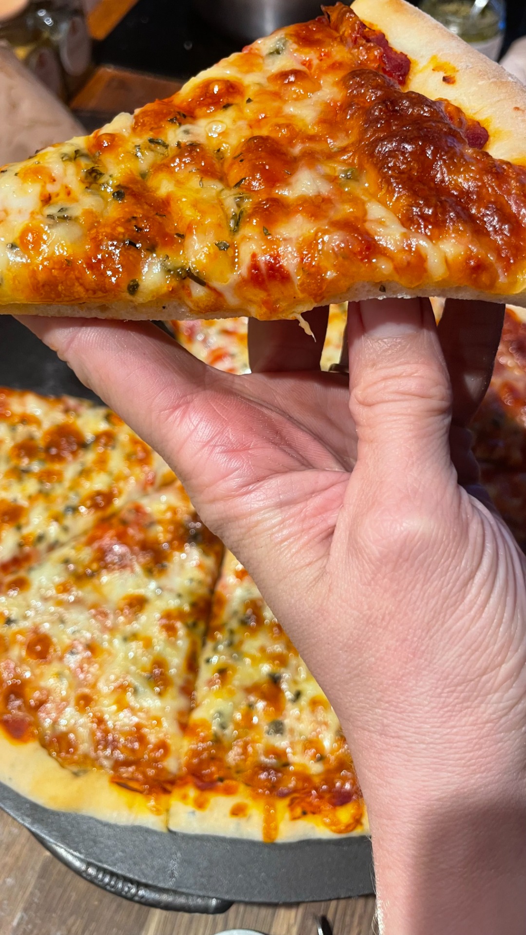 Domácí pizza na litinovém tálu